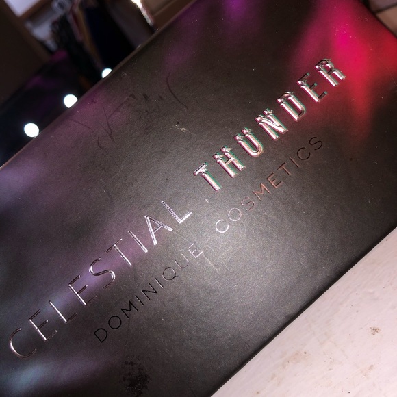 Eyeshadow - Picture 1 of 2